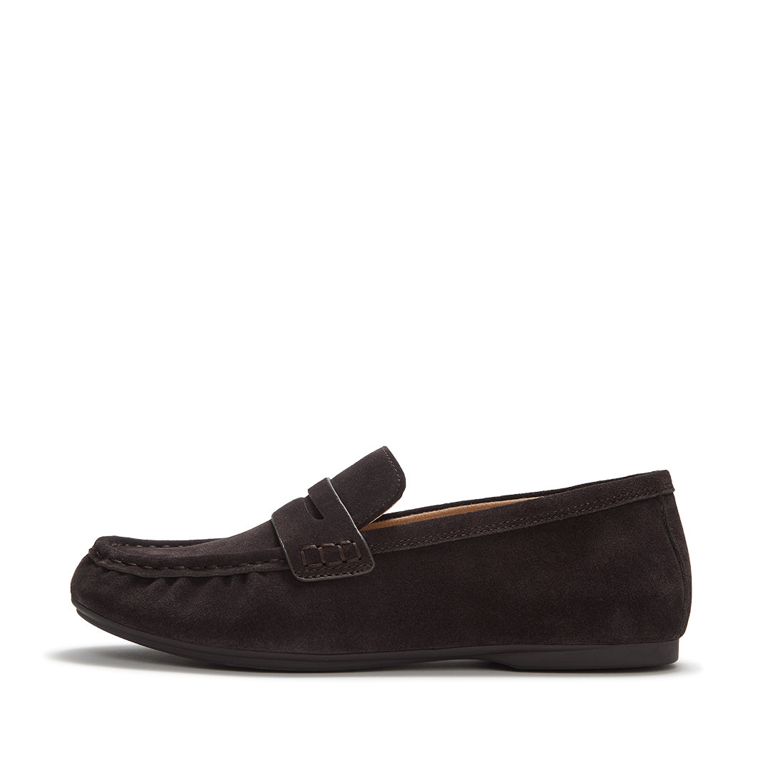 FitFlop DELICATO Suede Loafers featuring premium suede, classic penny strap detailing, and hidden Dynamicush™ cushioning.
