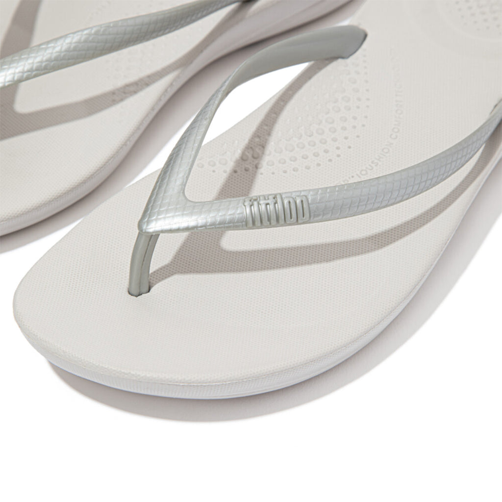 iQUSHION ergonomic flip-flops with cushioned footbed and anatomically shaped straps, waterproof and lightweight.