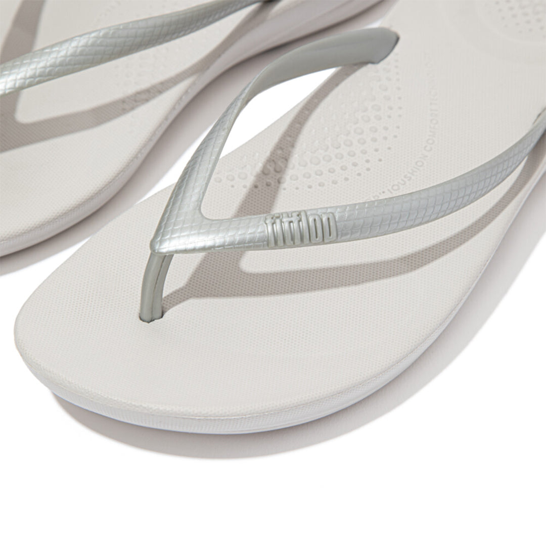 iQUSHION ergonomic flip-flops with cushioned footbed and anatomically shaped straps, waterproof and lightweight.