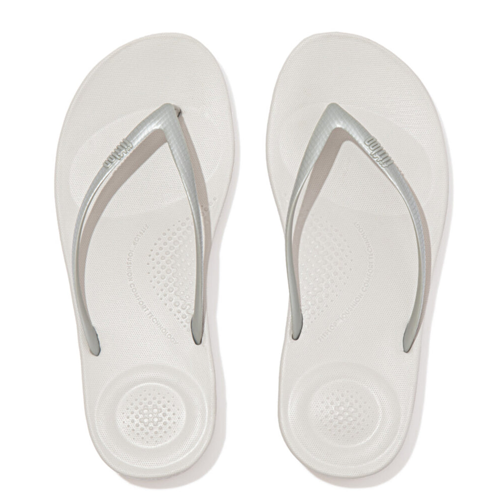 iQUSHION ergonomic flip-flops with cushioned footbed and anatomically shaped straps, waterproof and lightweight.
