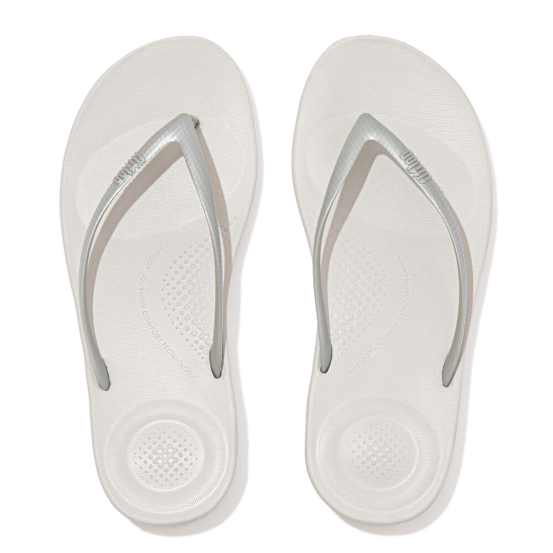 iQUSHION ergonomic flip-flops with cushioned footbed and anatomically shaped straps, waterproof and lightweight.