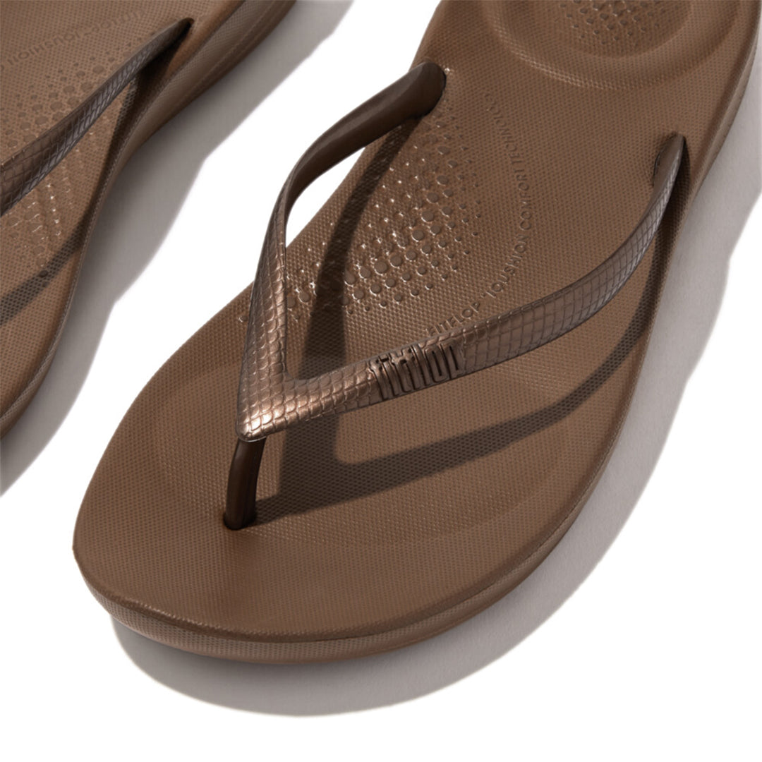 iQUSHION ergonomic flip-flops with cushioned footbed and anatomically shaped straps, waterproof and lightweight.