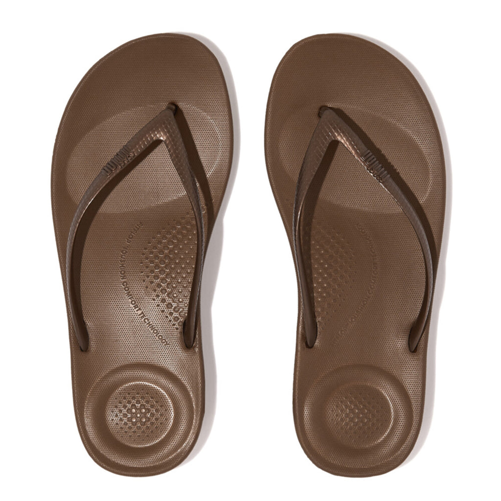 iQUSHION ergonomic flip-flops with cushioned footbed and anatomically shaped straps, waterproof and lightweight.