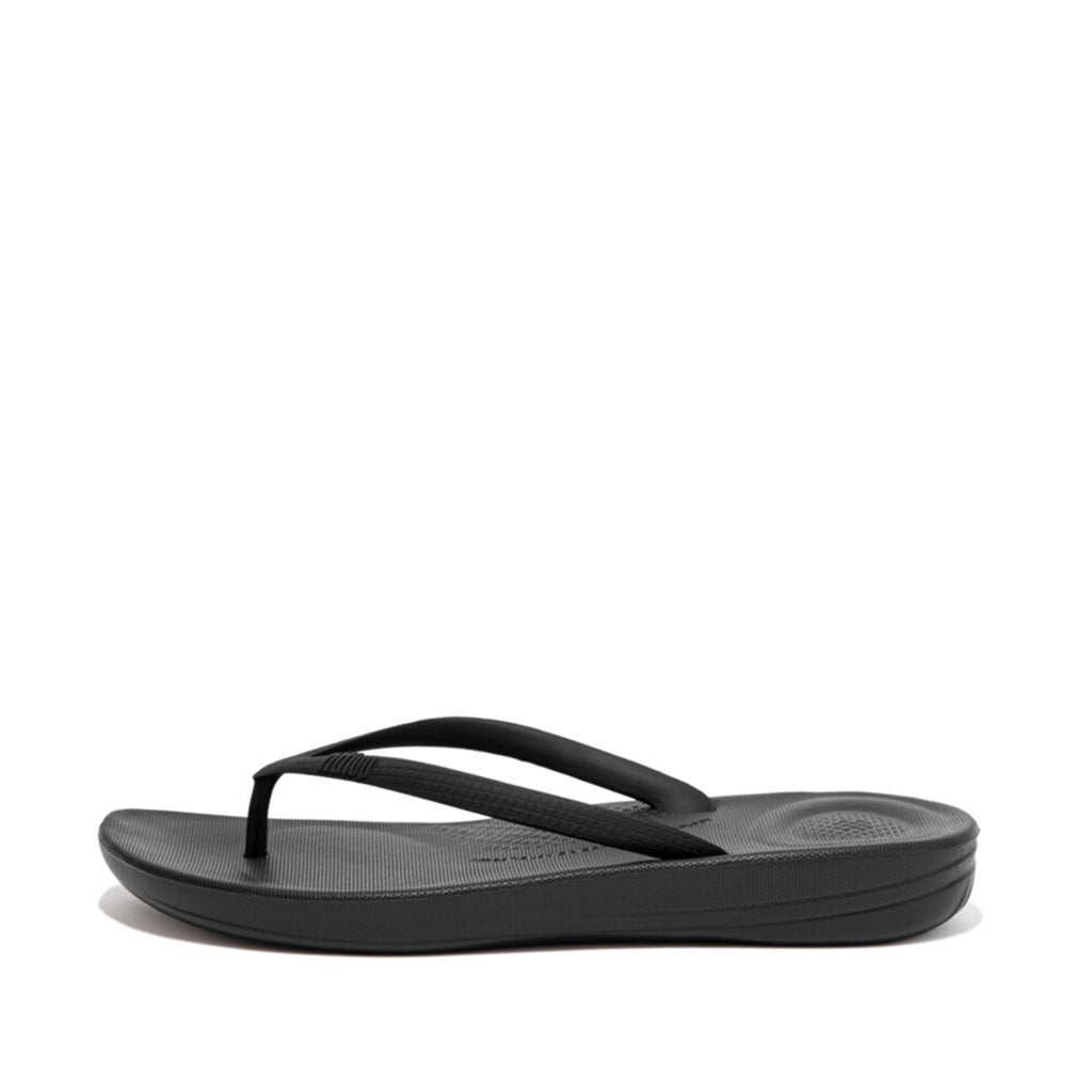 iQUSHION ergonomic flip-flops with cushioned footbed and anatomically shaped straps, waterproof and lightweight.