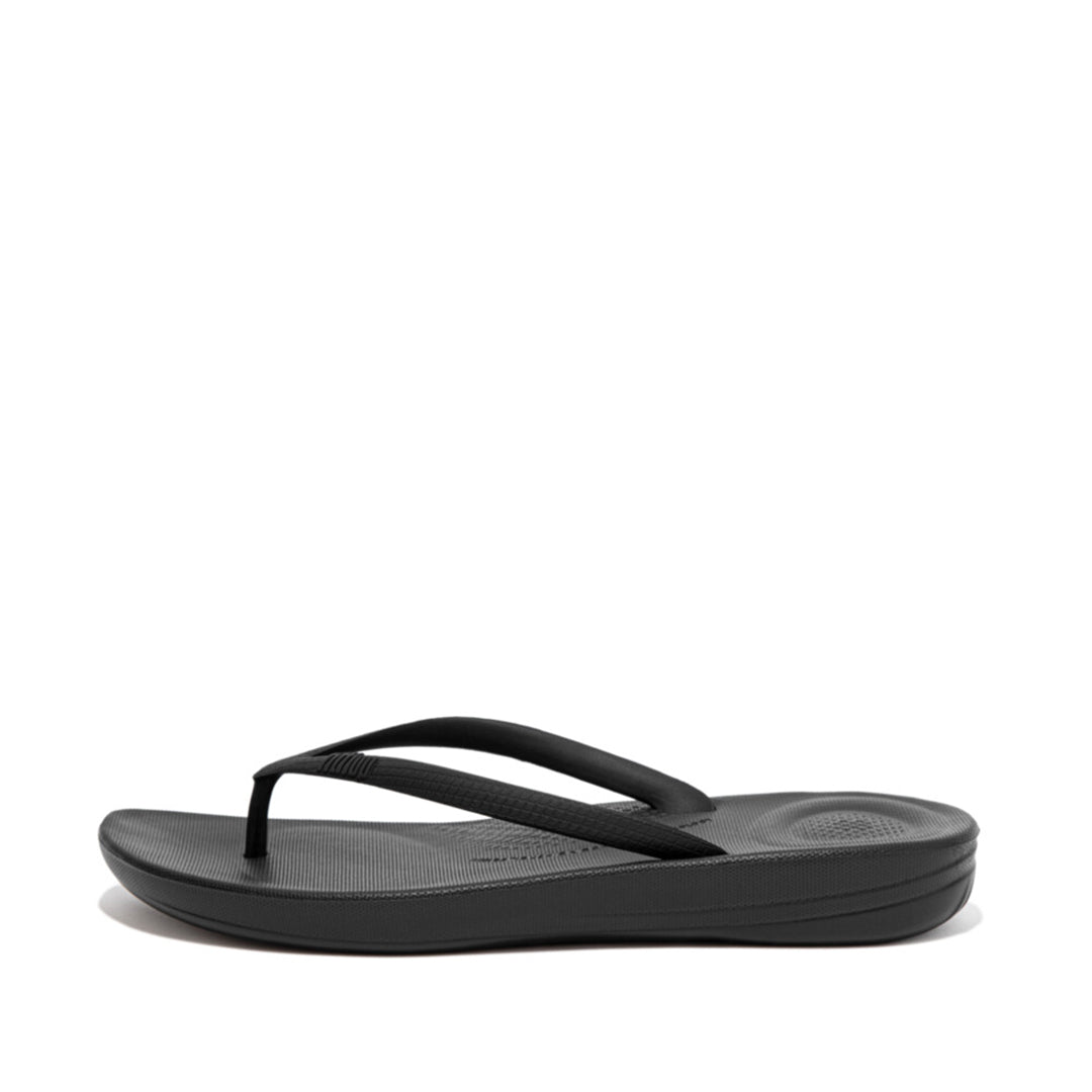 iQUSHION ergonomic flip-flops with cushioned footbed and anatomically shaped straps, waterproof and lightweight.