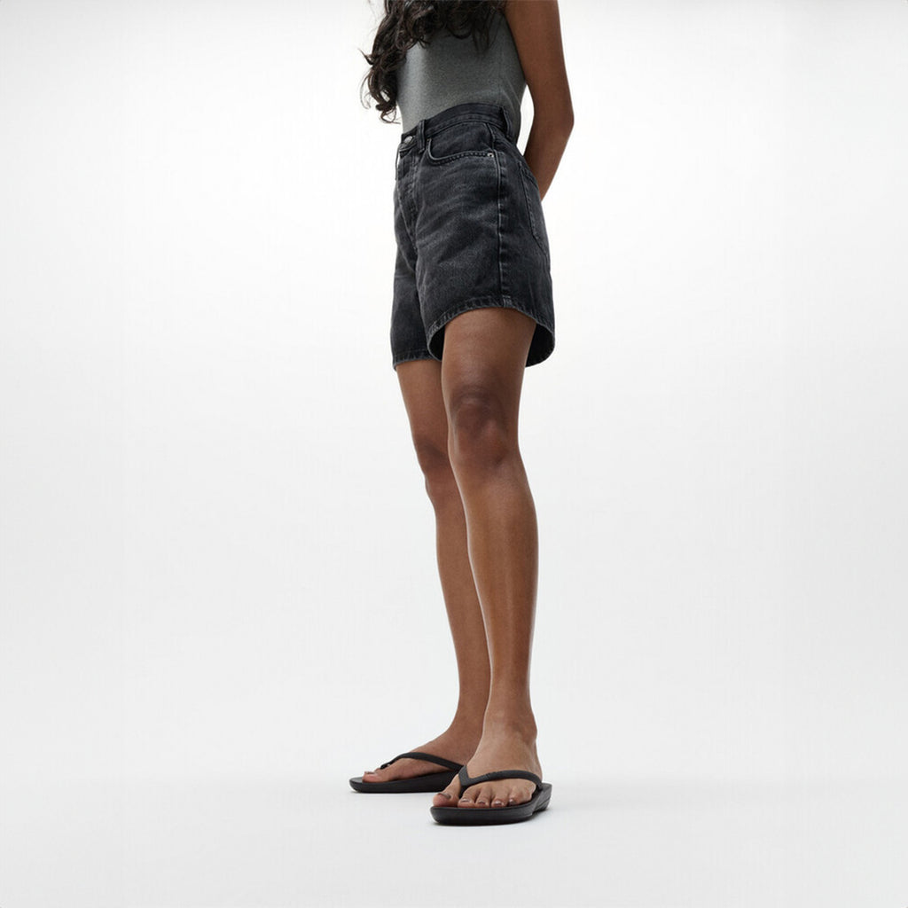 iQUSHION ergonomic flip-flops with cushioned footbed and anatomically shaped straps, waterproof and lightweight.