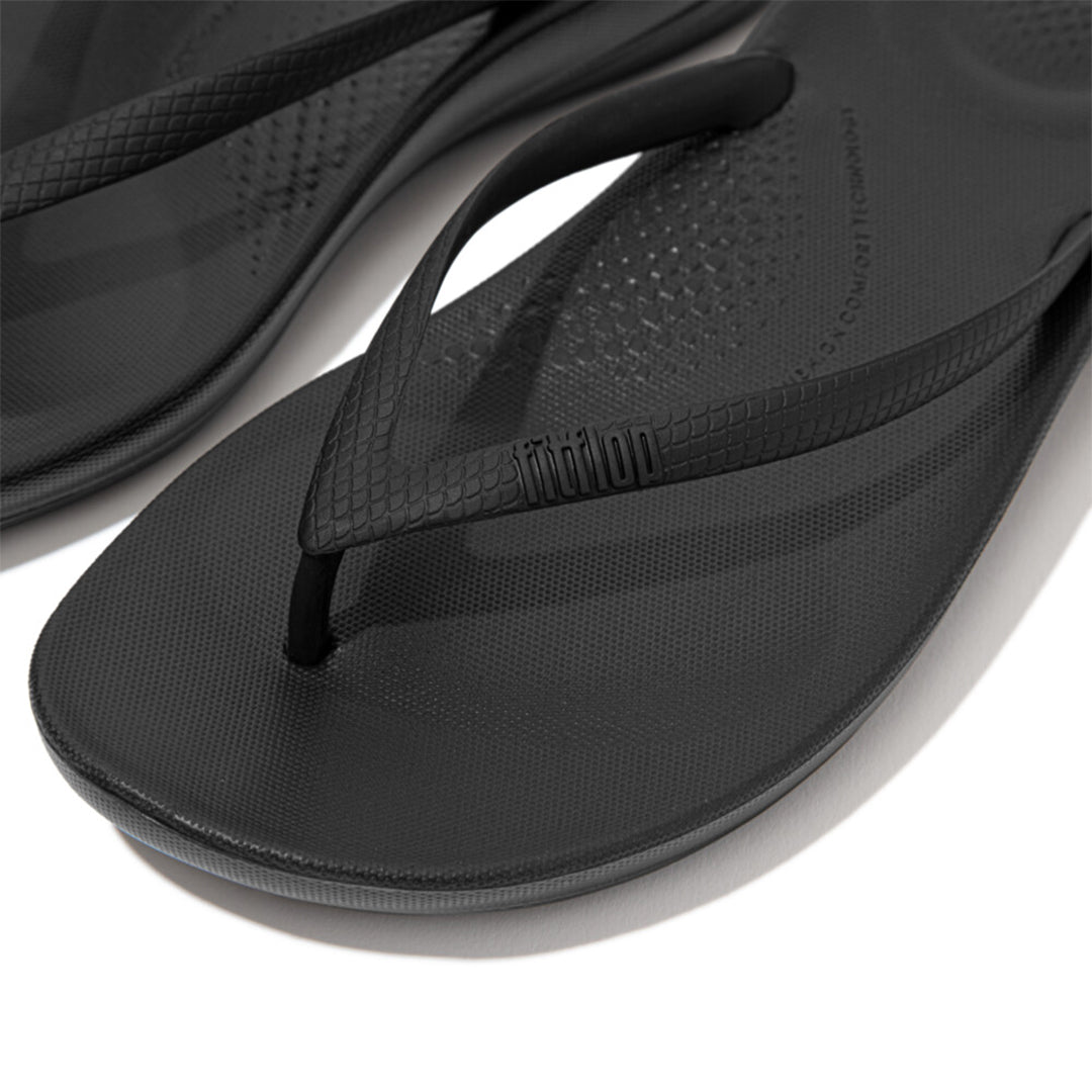 iQUSHION ergonomic flip-flops with cushioned footbed and anatomically shaped straps, waterproof and lightweight.