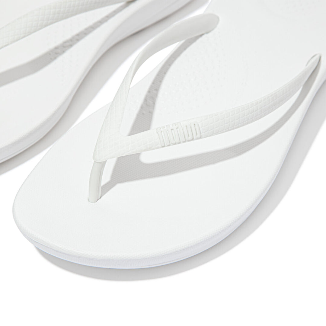 iQUSHION ergonomic flip-flops with cushioned footbed and anatomically shaped straps, waterproof and lightweight.