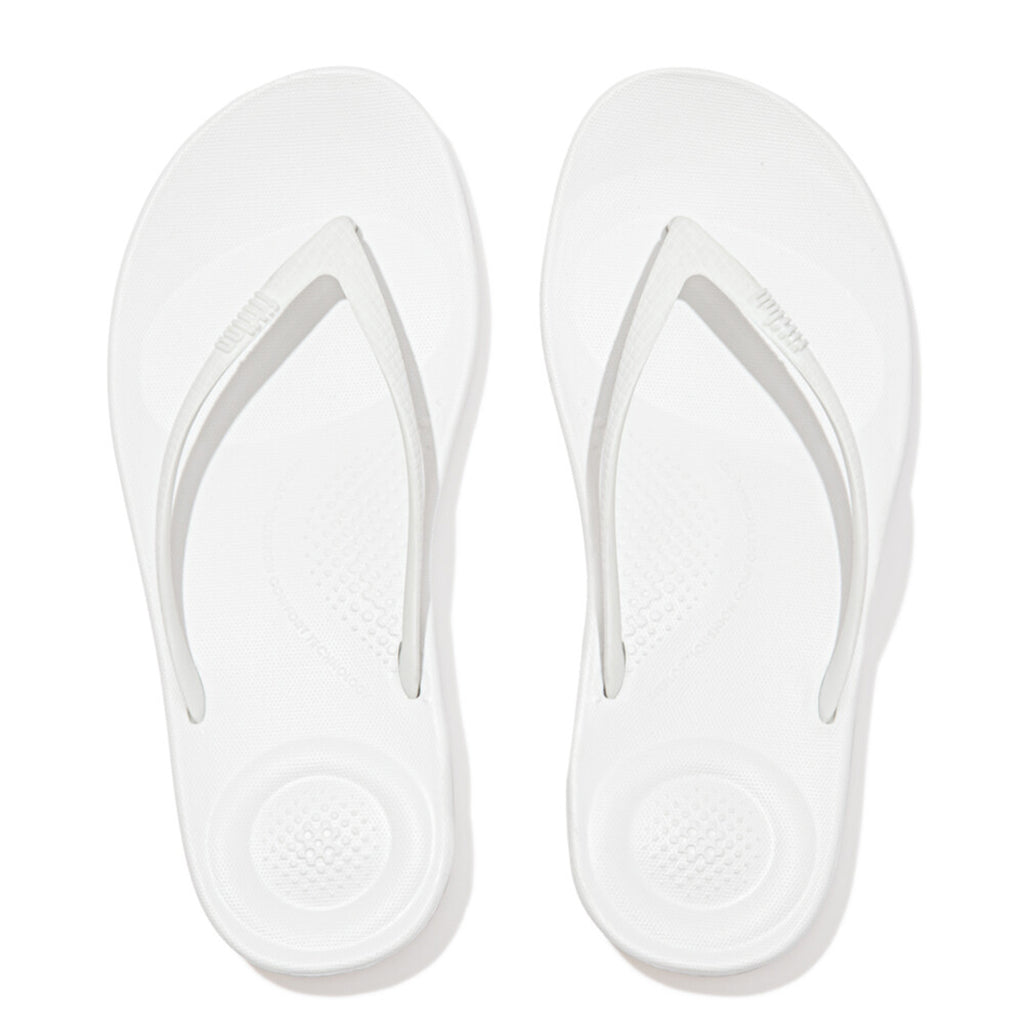 iQUSHION ergonomic flip-flops with cushioned footbed and anatomically shaped straps, waterproof and lightweight.