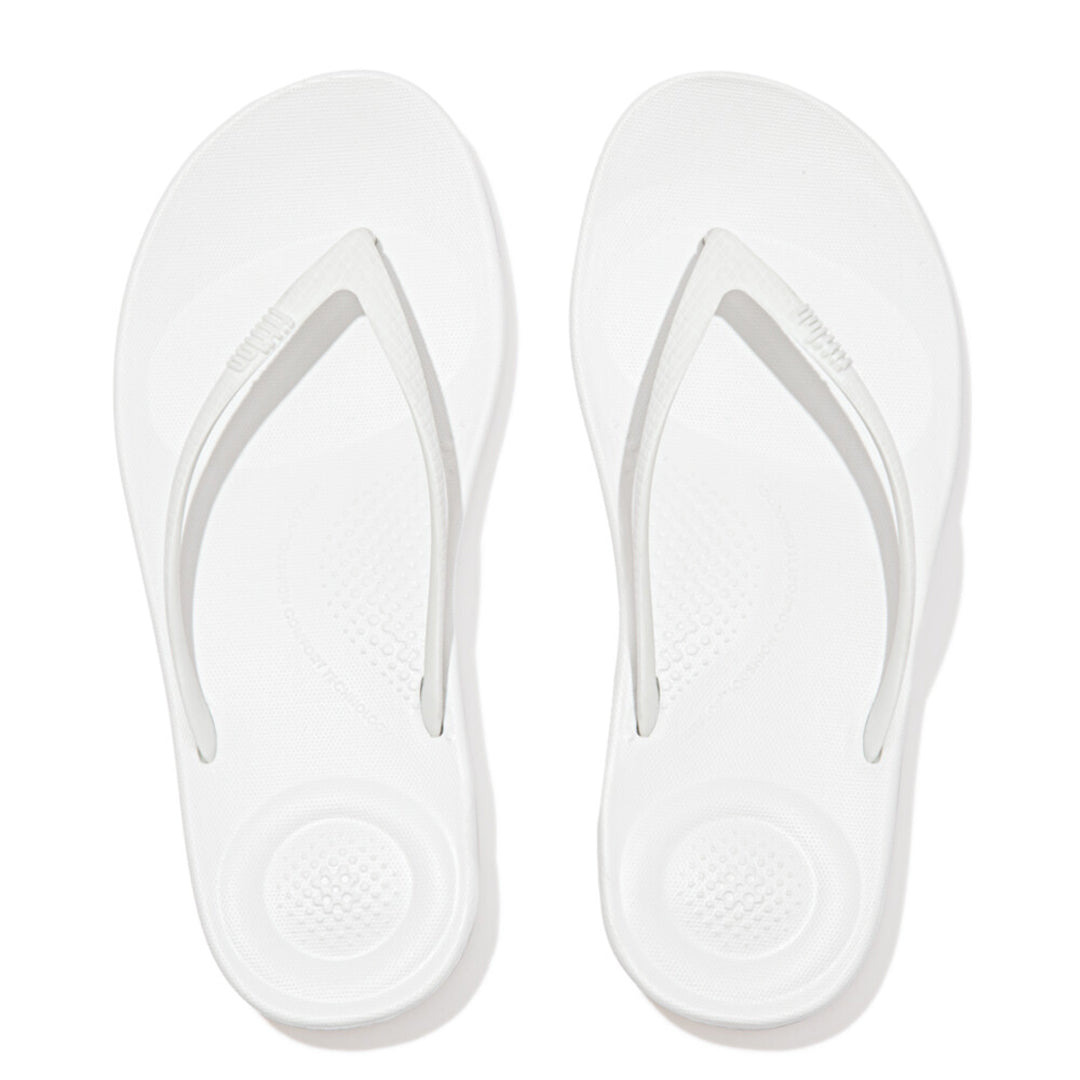 iQUSHION ergonomic flip-flops with cushioned footbed and anatomically shaped straps, waterproof and lightweight.