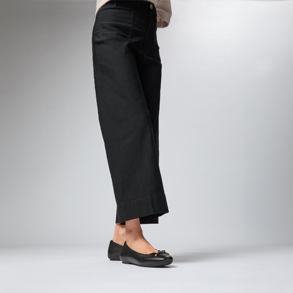 DELICATO bow soft leather ballerinas with Dynamicush™ cushioned footbed, ergonomic arch support, and sleek square-toe design.