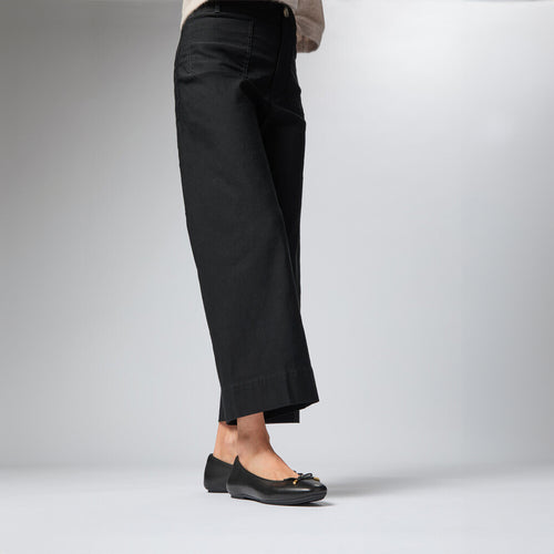 DELICATO bow soft leather ballerinas with Dynamicush™ cushioned footbed, ergonomic arch support, and sleek square-toe design.