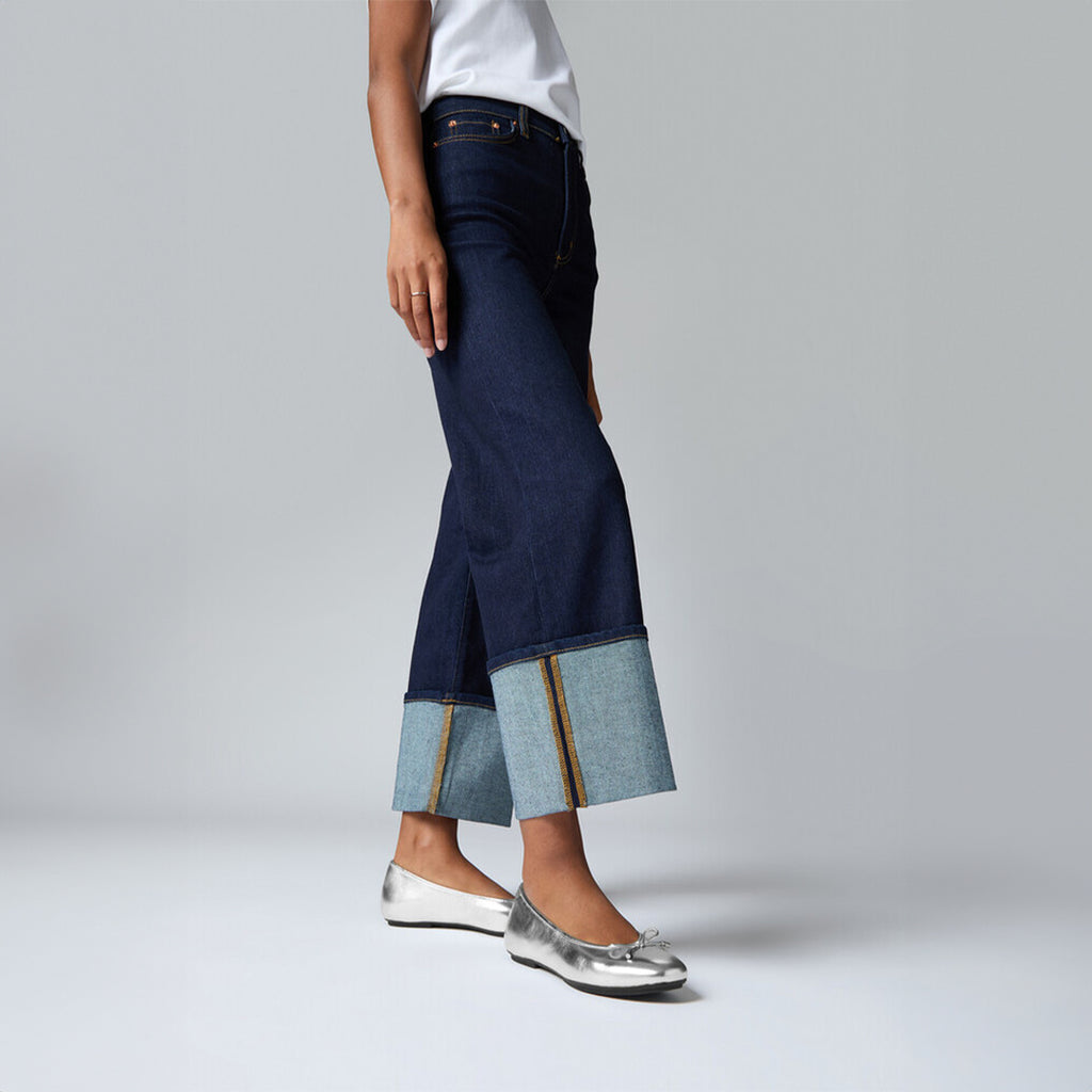 DELICATO bow soft leather ballerinas with Dynamicush™ cushioned footbed, ergonomic arch support, and sleek square-toe design.