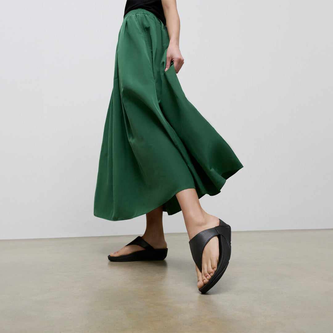 LULU leather toe-post sandals with padded Microwobbleboard™ midsole, ergonomic arch support, and minimalist triangular vamp design.