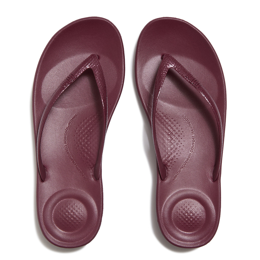 FitFlop iQUSHION Glitter Flip-Flops featuring an anatomically contoured footbed with natural arch support and pressure-diffusing comfort.
