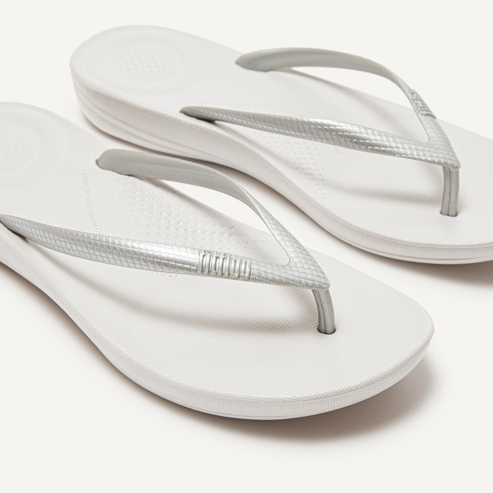 FitFlop iQushion Ergonomic Thongs Silver – FitFlop Australia